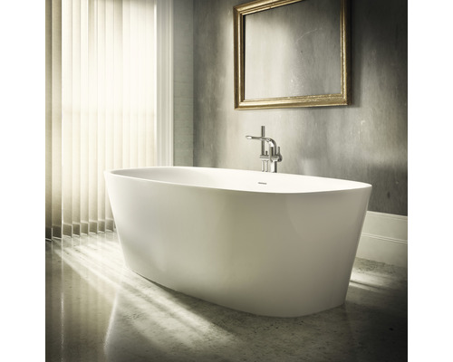 Baignoire îlot avec robinetterie dans une salle de bain