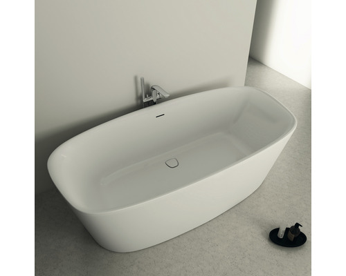 Baignoire îlot avec robinetterie et étagère dans la salle de bain