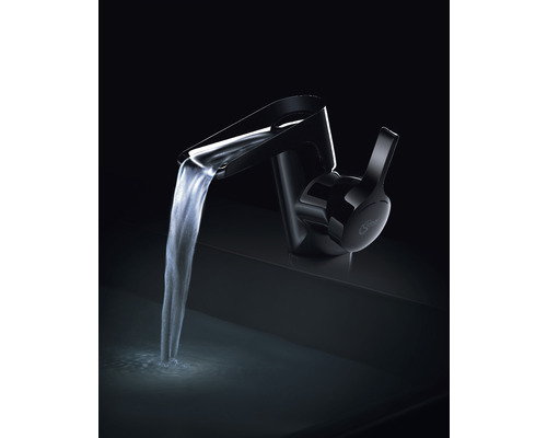 Robinet avec de l''eau qui coule