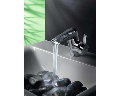 Robinet avec de l''eau courante dans un lavabo