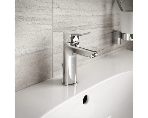 Mitigeur de lavabo brillant sur un lavabo blanc