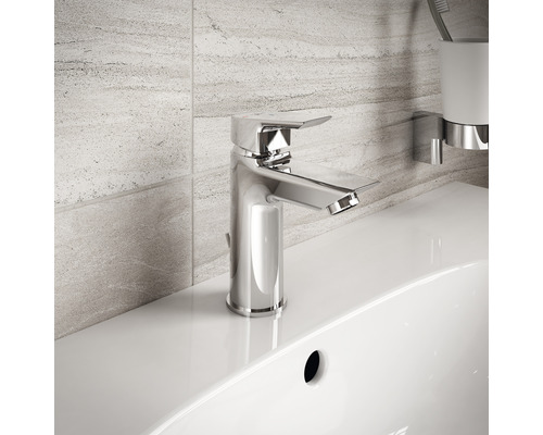 Robinet de lavabo en métal sur un lavabo dans une salle de bain