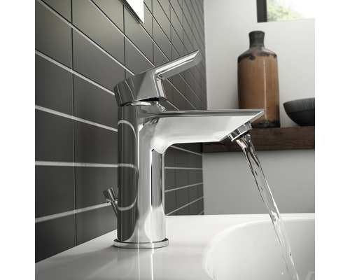 Robinet métallique brillant dans une salle de bains avec de l''eau courante