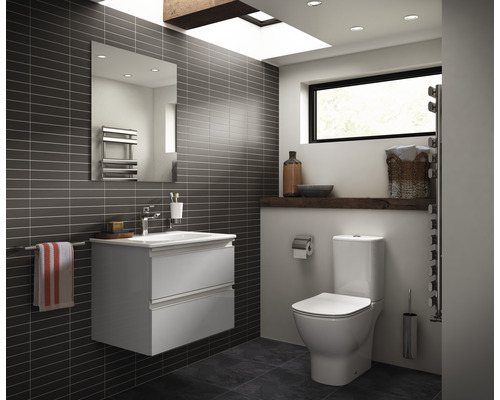 Salle de bains moderne avec meuble sous-lavabo, miroir, WC et sèche-serviettes.