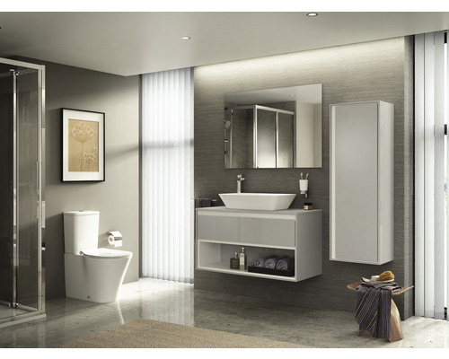 Salle de bains moderne avec WC, lavabo, miroir et éléments de rangement