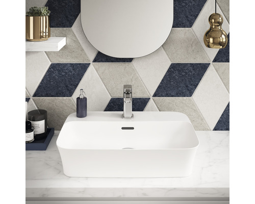 Salle de bain moderne avec lavabo à poser, robinetterie et carreaux géométriques