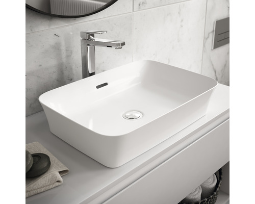 Vasque à poser en céramique avec robinet et garniture de vidange dans la salle de bain