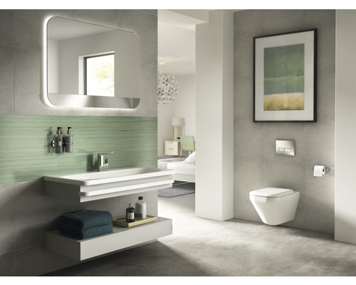Salle de bain lumineuse avec lavabo, miroir, toilettes et éléments décoratifs