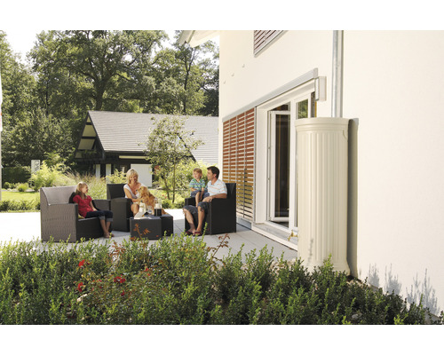 Szene mit Familie, Gartenmöbeln und Regenwassertank neben dem Haus