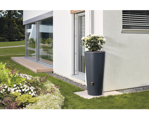 Récupérateur d''eau de pluie en forme de colonne avec jardinière et robinet dans le jardin