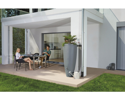 Szene mit einer Terrasse mit einem Paar, Regenspeicher, Dachrinne und Gießkanne