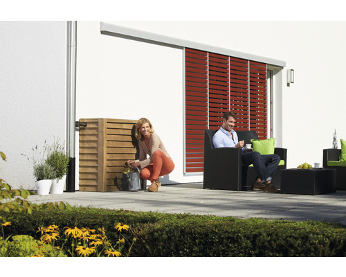 Szene im Garten mit Wassertank, Jalousie und Sitzgruppe