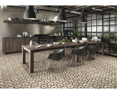 Heller Raum mit einem Esstisch und Fliesenboden im Vintage-Stil.