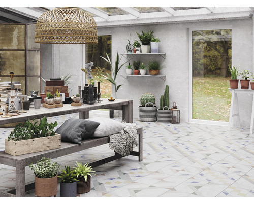 Helles Interieur mit Pflanzen, Tisch und Dekorationsartikeln in einem Wintergarten.