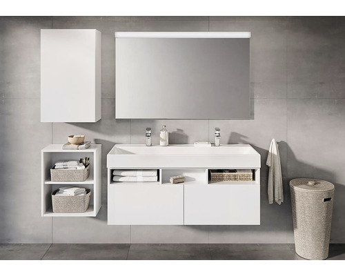 Badezimmer mit Waschtischunterschrank, Spiegelschrank, Hängeschrank und Regal