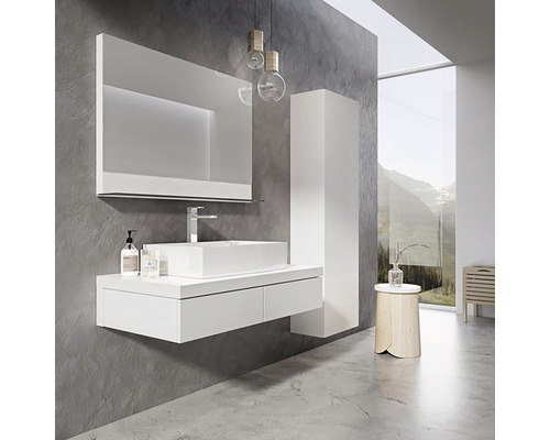 Salle de bain lumineuse avec lavabo, miroir, meuble sous-vasque et armoire haute