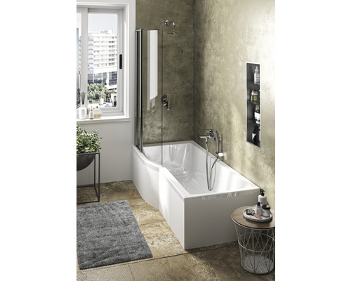 Badezimmer mit Badewanne, Duschwand und Fenster