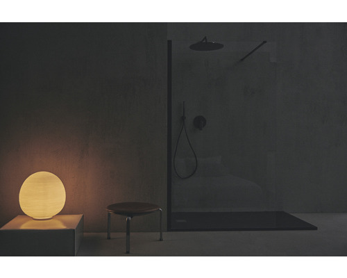 Salle de bain moderne avec douche, tabouret et lampe