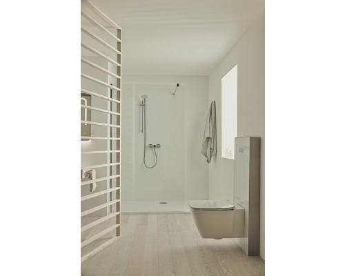 Salle de bains moderne avec douche et WC suspendu