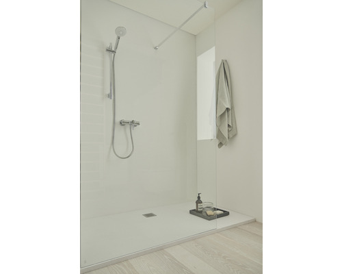 Douche à l''italienne avec paroi de verre, robinetterie et serviette