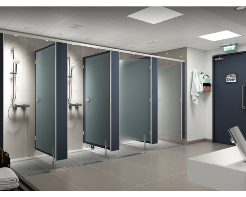 Sanitaires avec cabines de douche, lavabo et sortie