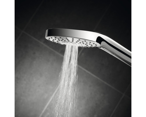 Douchette avec jet d''eau dans la salle de bain