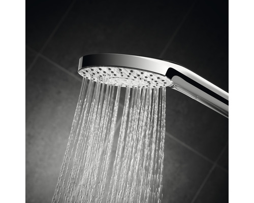 Douchette à main avec de l''eau qui coule