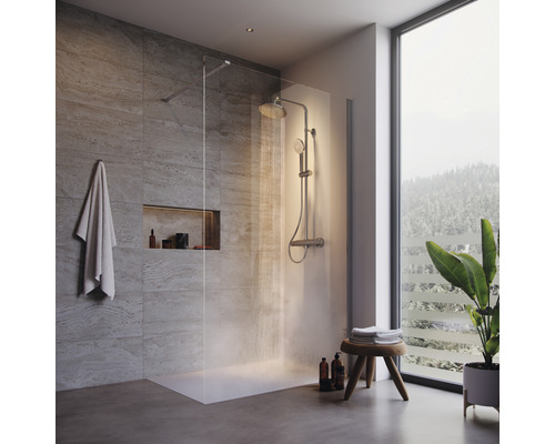 Salle de bains avec douche à l''italienne, robinetterie de douche et serviette