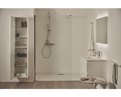 Salle de bain moderne avec douche, lavabo, miroir et armoire