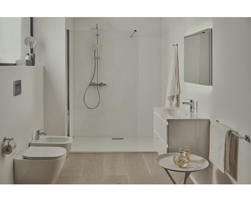 Salle de bain moderne avec douche, toilettes, bidet, lavabo et miroir