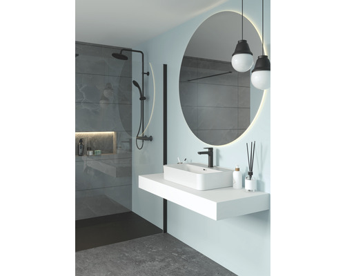 Salle de bain avec douche, lavabo, miroir et éclairage