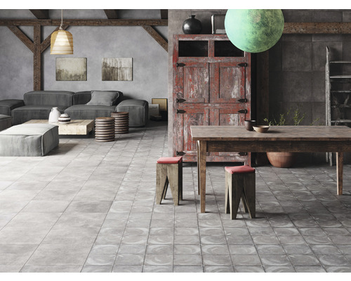 Helles Wohnzimmer mit grauen Bodenfliesen, Sofa, Holztisch und Schränken