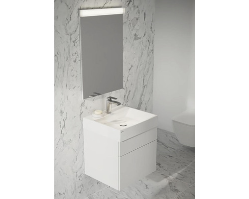 Salle de bains moderne avec lavabo blanc, robinetterie et miroir avec éclairage