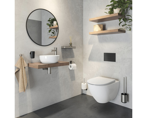 Badezimmer mit Waschbecken, Spiegel, Toilette und Regalen für die Badgestaltung