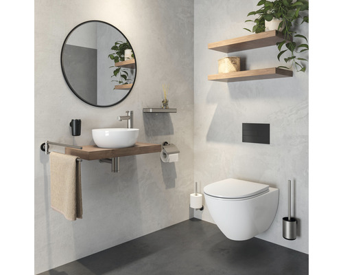 Salle de bains moderne avec WC suspendu, miroir rond et étagères en bois