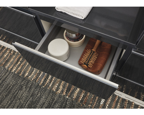 Badezimmerkommode mit offener Schublade und Badutensilien