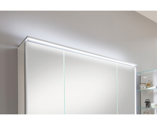 Detailaufnahme eines Spiegelschranks mit Beleuchtung