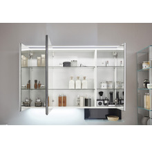 Armoire de toilette ouverte avec étagères en verre et éclairage dans la salle de bain pour ranger les cosmétiques