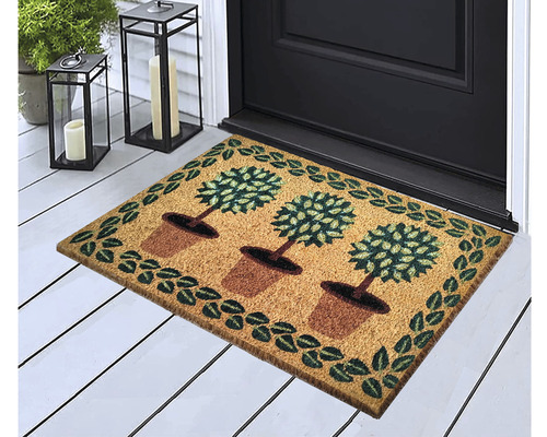 Fußmatte mit Baumtopf-Motiv vor einer Haustür