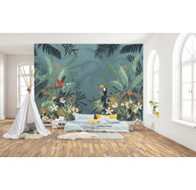 Chambre claire avec un papier peint photo à motif de jungle, lit et tente de jeu