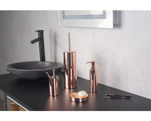 Nature morte de salle de bain avec lavabo et accessoires couleur cuivre