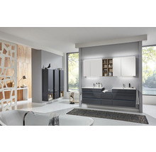 Badezimmer mit Waschtisch, Spiegelschrank und Hochschränken in modernem Design