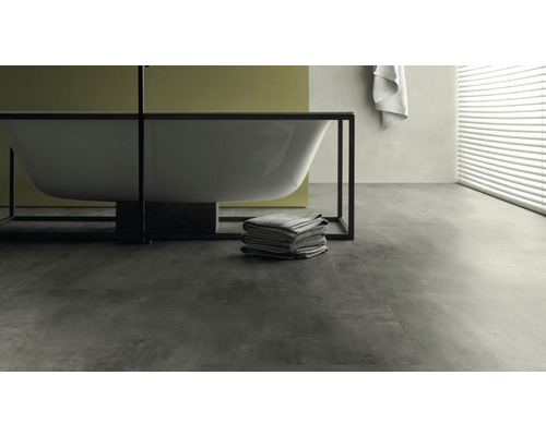 Salle de bain moderne avec baignoire îlot, serviettes et stores.