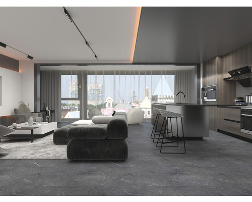 Photo d'intérieur d'un espace de vie avec cuisine, canapé et tabourets de bar