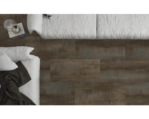 Blick von oben auf einen Raum mit Bodenfliesen in Holzoptik und Bett