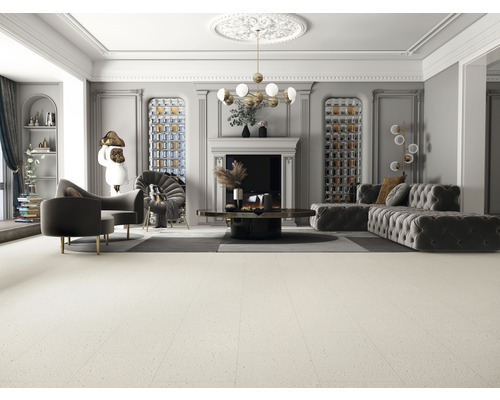 Photo d''intérieur d''un salon avec canapé, fauteuil, cheminée et objets de décoration