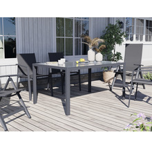 Gartenszene mit Esstisch und Stühlen auf einer Terrasse