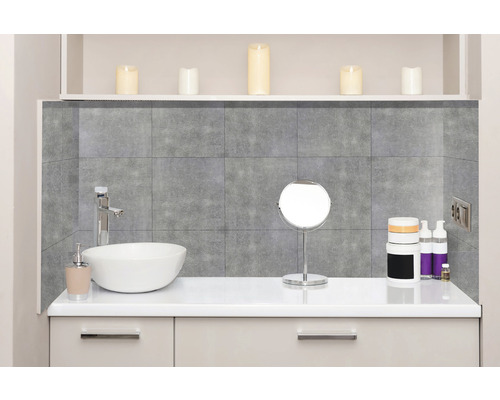 Salle de bain lumineuse avec lavabo, robinet, miroir et carreaux muraux gris