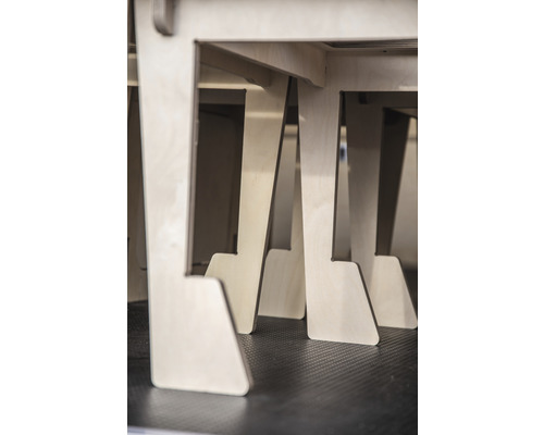 Detailansicht von mehreren Hockern aus Holz