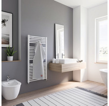 Modernes Badezimmer mit Handtuchheizkörper, Waschtisch und Bidet
